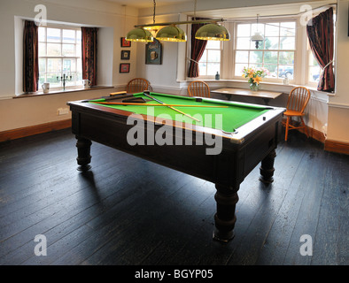 Une table de billard dans un pub bar Banque D'Images