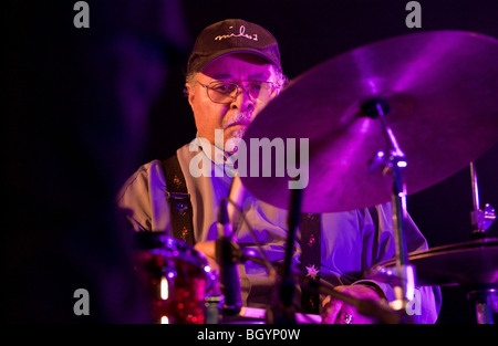 Le légendaire batteur Jimmy Cobb jouer 'Kind of Blue' avec sa bande alors qu'à Hay Festival 2009. Banque D'Images