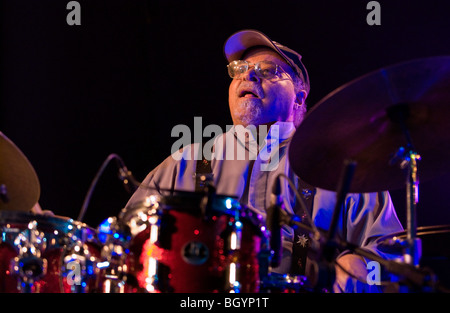 Le légendaire batteur Jimmy Cobb jouer 'Kind of Blue' avec sa bande alors qu'à Hay Festival 2009. Banque D'Images