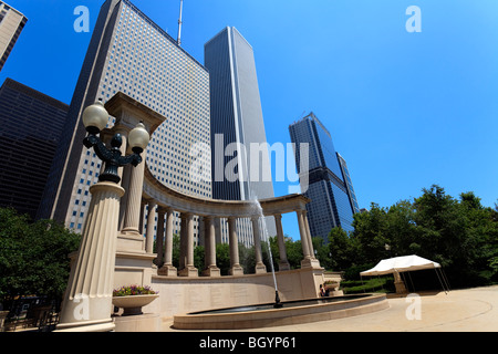 Monument du millénaire dans la région de Wrigley Square, Parc du Millénaire, avec un Prudential Plaza et Aon Center des gratte-ciel, derrière, Chicago Banque D'Images