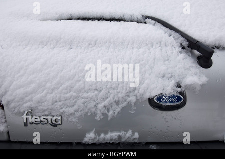 La neige a couvert une Ford Fiesta à hayon voiture montrant les insignes et vitre arrière Banque D'Images