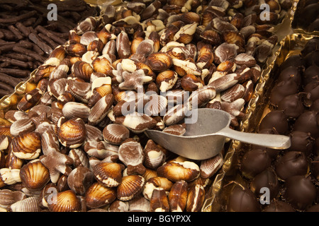 Affichage des chocolats avec coquillage belge servant écope Banque D'Images