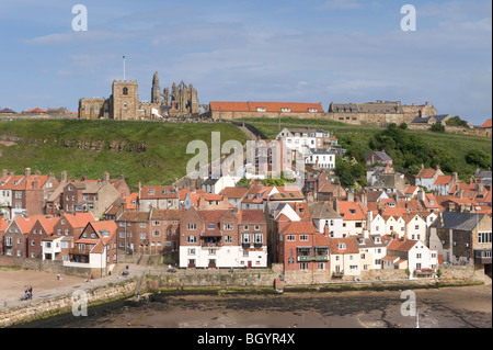 La vue sur la falaise Est de Whitby avec l'église de la Vierge Marie et l'abbaye de Whitby perché au sommet. Banque D'Images