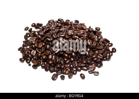 Tas de grains de café, studio sur fond blanc Banque D'Images