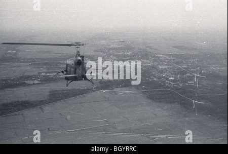 Un hélicoptère de la 121e à l'AHC de Soc Trang, Vietnam, vole sur une mission durant la guerre du Vietnam. Banque D'Images