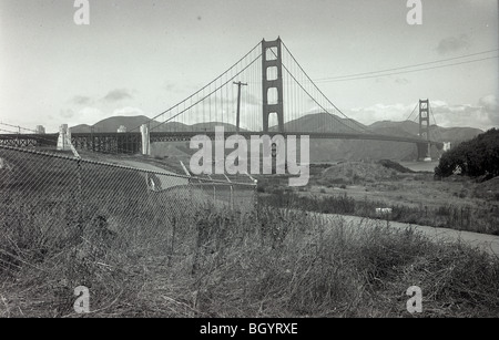 Le Golden Gate Bridge est vu dans une photographie en noir et blanc prises à San Francisco en 1940. Banque D'Images