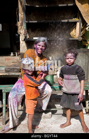 Les enfants jouent avec un canon à eau. Festival de Holi. Varanasi. L'Inde Banque D'Images