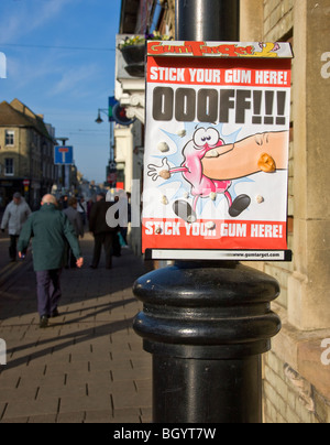 Une affiche érigée pour les gens à déposer leurs chewing-gum au lieu de sur la chaussée, a appelé une gomme cible. Banque D'Images