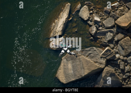 Cavalier BASE attend jusqu'à la dernière minute pour tirer son parachute sur le nouveau pont de la rivière au cours de la journée, New River Gorge, WV. Banque D'Images