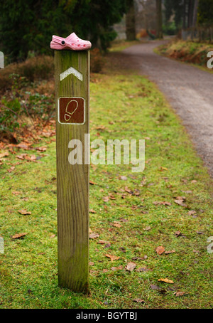 Chaussures Enfant placé sur un sentier indicateur. Banque D'Images