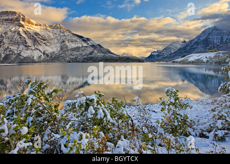 En face de l'Hôtel Prince de Galles Mt Vimy et donnant sur le lac Waterton du Milieu après la première chute de neige de l'hiver, des Lacs-waterton N Banque D'Images