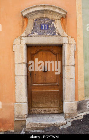 Porte d'ANCIENS NUMÉRO 11 DANS UNE RUELLE DE LA VIEILLE VILLE DE Briançon, France Banque D'Images