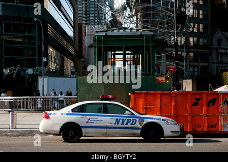 Une voiture de la police est garée devant le Time Warner Center à New York City Banque D'Images