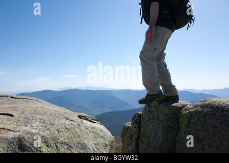 Randonneur sur le sentier des Appalaches dans les Montagnes Blanches du New Hampshire, USA Banque D'Images