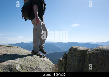 Randonneur sur le sentier des Appalaches dans les Montagnes Blanches du New Hampshire, USA Banque D'Images