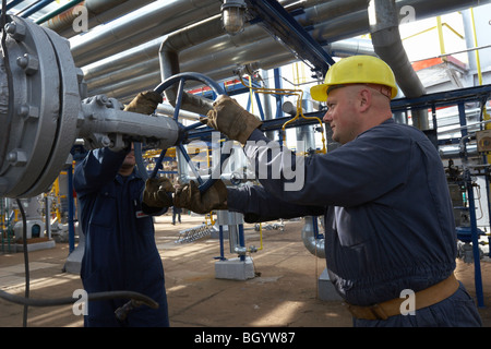 Les travailleurs de la raffinerie de pétrole Brod, la Bosnie et Herzégovine, 11.06.2008. Banque D'Images