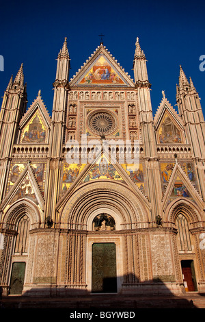 Plus de détails sur la façade de la Duomo di Orvieto, Ombrie Italie Banque D'Images