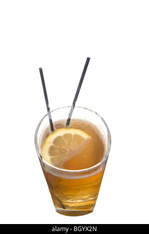 Long Island Ice Tea boisson mélangée avec tranche de citron sur fond blanc Banque D'Images