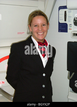 Femme de l'équipage de cabine de British Airways à l'intérieur des aéronefs, l'aéroport de Heathrow, Londres, Angleterre, Royaume-Uni Banque D'Images