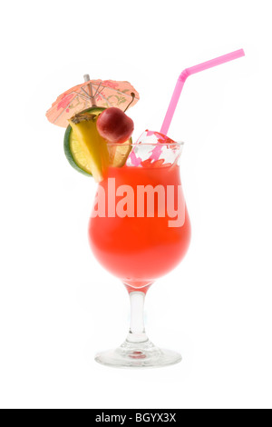 Mai Tai boisson mélangée avec des fruits et garnir parapluie sur fond blanc Banque D'Images