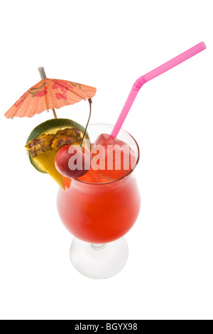 Mai Tai boisson mélangée avec des fruits et garnir le fond whte parapluie Banque D'Images