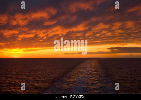 Coucher du soleil sur la mer Méditerranée. Banque D'Images