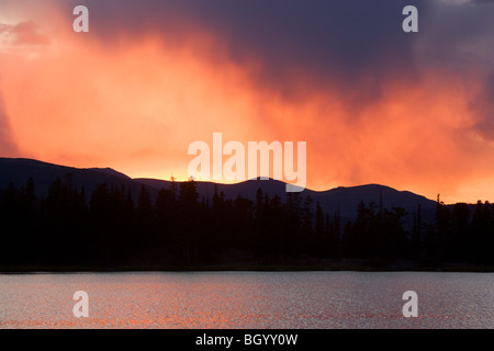 Coucher de soleil sur le lac Écho, Mount Evans Recreation Area, Arapaho National Forest, Colorado. Banque D'Images