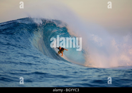 Surfer dans le tube de grosse vague Banque D'Images