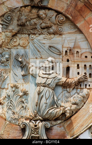 Architecural détail sur la façade avant de Igreja de Sao Francisco de Assis, Ouro Preto, Minas, Brésil Banque D'Images