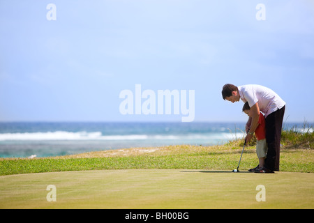L'enseignement du père, son fils à jouer au golf Banque D'Images