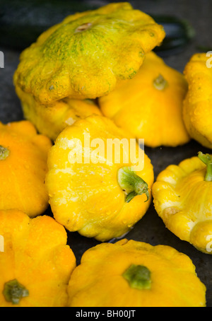 Assortiment de courges jaunes pattypan sur market stall Banque D'Images