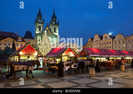 Marché de Noël à la place de la vieille ville avec l'église Notre Dame avant Tyn Banque D'Images