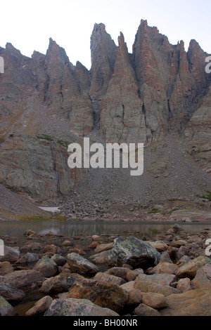 Étang Ciel et Sharktooth pics, Rocky Mountain National Park, Colorado. Banque D'Images