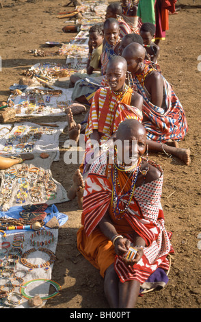 Massi la vente de bijoux pour les touristes, Massi Mara National Park, Kenya, Afrique. Banque D'Images