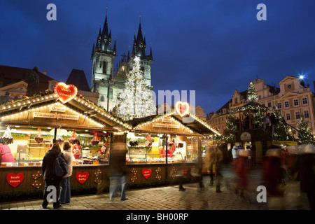 Marché de Noël à la place de la vieille ville avec l'église Notre Dame avant Tyn Banque D'Images