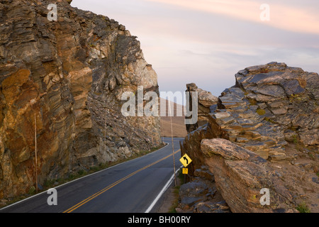 Rock coupé le long Trail Ridge Road, Rocky Mountain National Park, Colorado. Banque D'Images