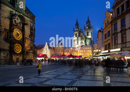 Marché de Noël à la place de la vieille ville avec l'église Notre Dame de Tyn et avant l'horloge astronomique Banque D'Images