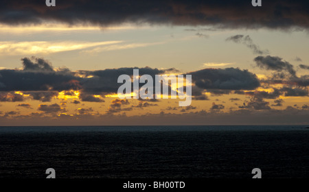 De soleil colorés au-dessus de l'océan à Kilcunda Victoria en Australie. Banque D'Images