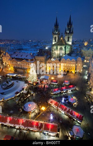 Aperçu de la tour de l'horloge du Marché de Noël à la place de la vieille ville avec l'église Notre Dame de Tyn avant Banque D'Images