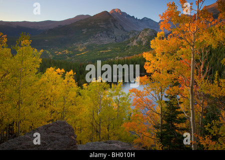 Couleurs d'automne au lac de l'Ours, Rocky Mountain National Park, Colorado. Banque D'Images
