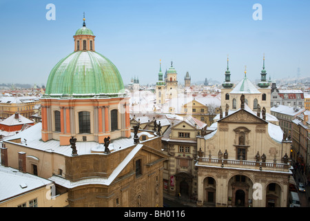 Vue d'hiver sur l'église de Saint François et les clochers de la ville de la tour du pont de la Vieille Ville Banque D'Images