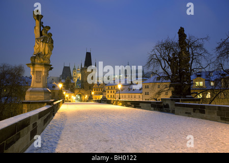 La neige sur le pont Charles en regardant vers le château de Prague Banque D'Images