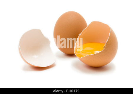 Ensemble unique d'oeufs de poules avec oeufs fêlés montrant œuf isolés contre fond blanc Banque D'Images