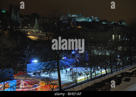 Édimbourg, Écosse, Royaume-Uni, féerie d'hiver de l'Est des jardins de Princes Street, au crépuscule, en hiver. Banque D'Images