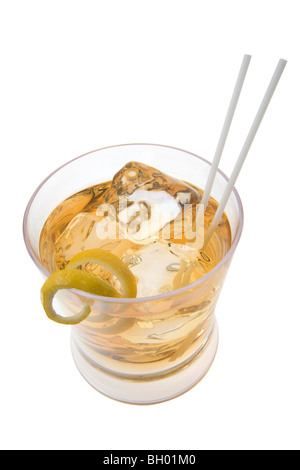 Scotch et de l'eau sur les rochers avec le zeste de citron garnir sur fond blanc Banque D'Images