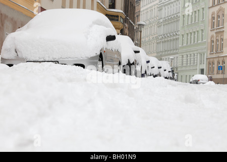 Voitures en stationnement la noyade dans la neige Banque D'Images