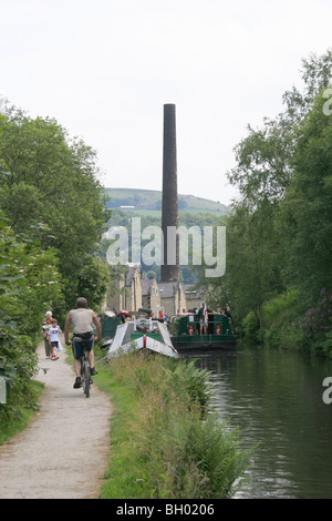 Les marcheurs et cyclistes sur un chemin de halage sur le canal de Rochdale à Hebden Bridge Uk. Banque D'Images