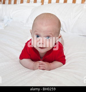 Baby Boy in a red teeshirt, Londres, Angleterre Banque D'Images