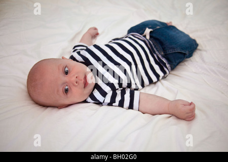 Bébé de quatre mois garçon regardant la caméra, Londres, Angleterre. Banque D'Images