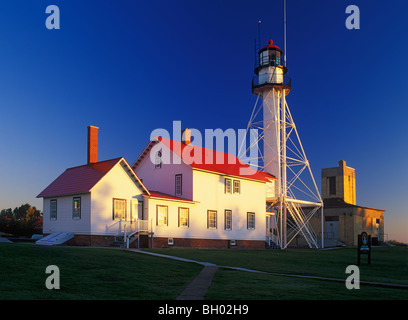 La première lumière sur Whitefish Point Lighthouse. Le lac Supérieur dans la Péninsule Supérieure du Michigan Banque D'Images